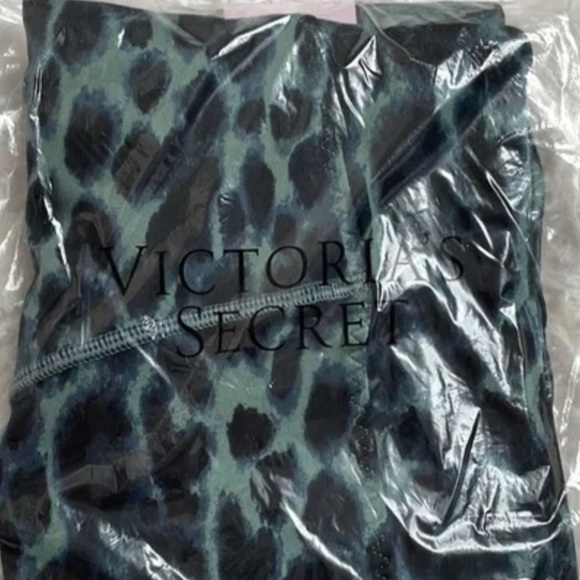 Victoria’s Secret Incredible Essential Leggings Jade Leopard - Picture 5 of 6